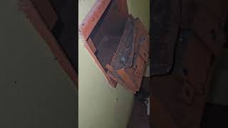 Um cofre na parede. As luvas e lanterna que uso deixei o link na descrição. #abandoned #lanterna