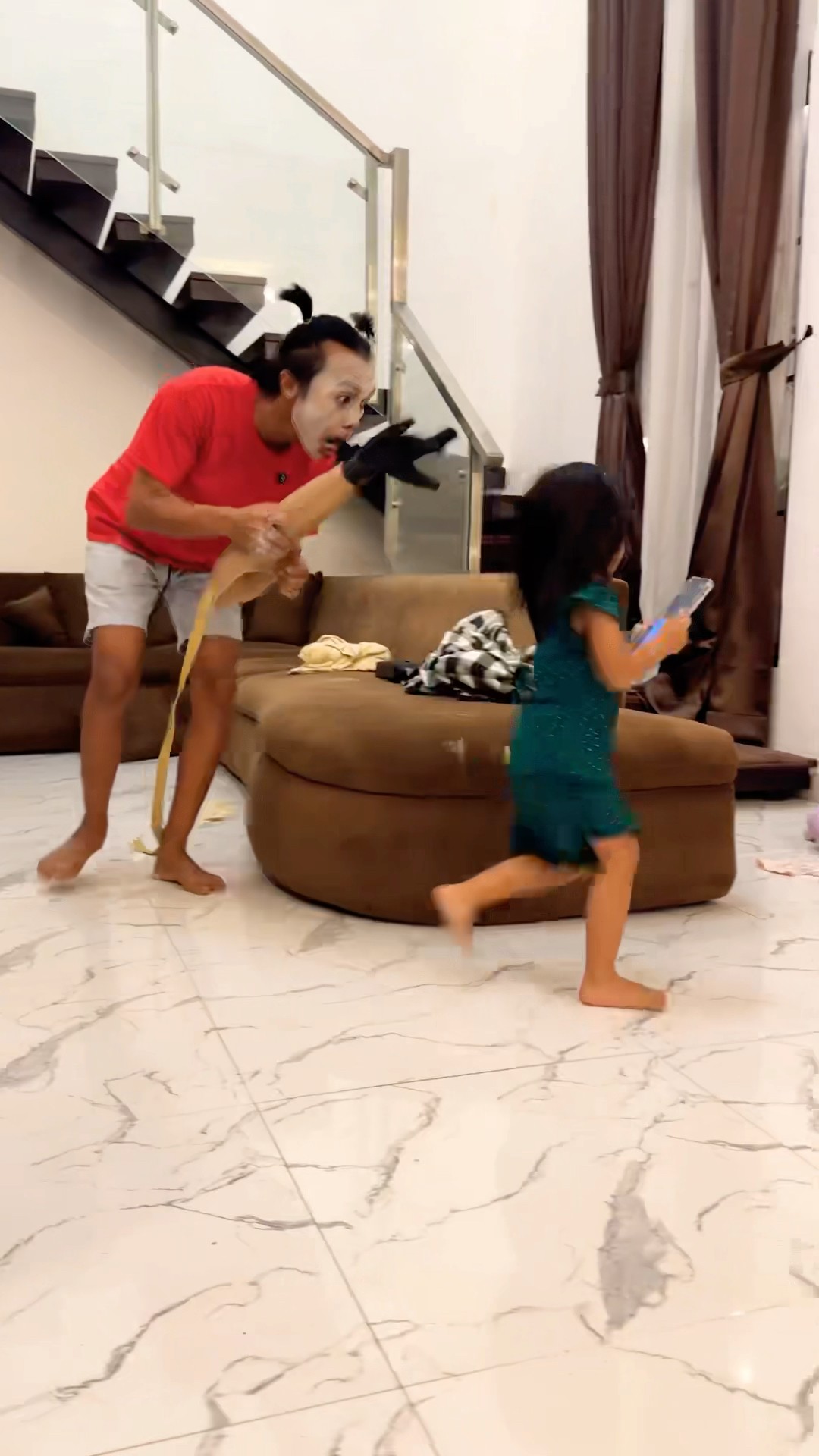 Alanna Takut Sama Tangan ?