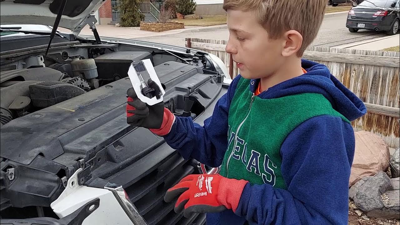 How to replace a Yukon GMC (2007-2014) headlight bulb - YouTube