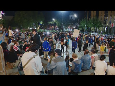 არა რუსულ კანონს! | პროტესტი გრძელდება - ახალგაზრდები პარლამენტთან იკრიბებიან