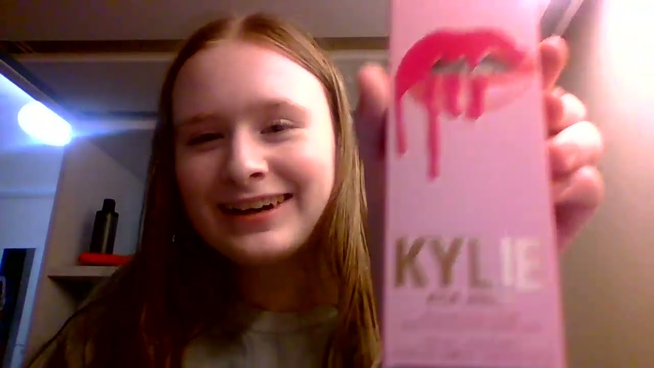 Unboxing Kylie Cosmetics & Kylie Skin + Reviewing a Lip Kit!