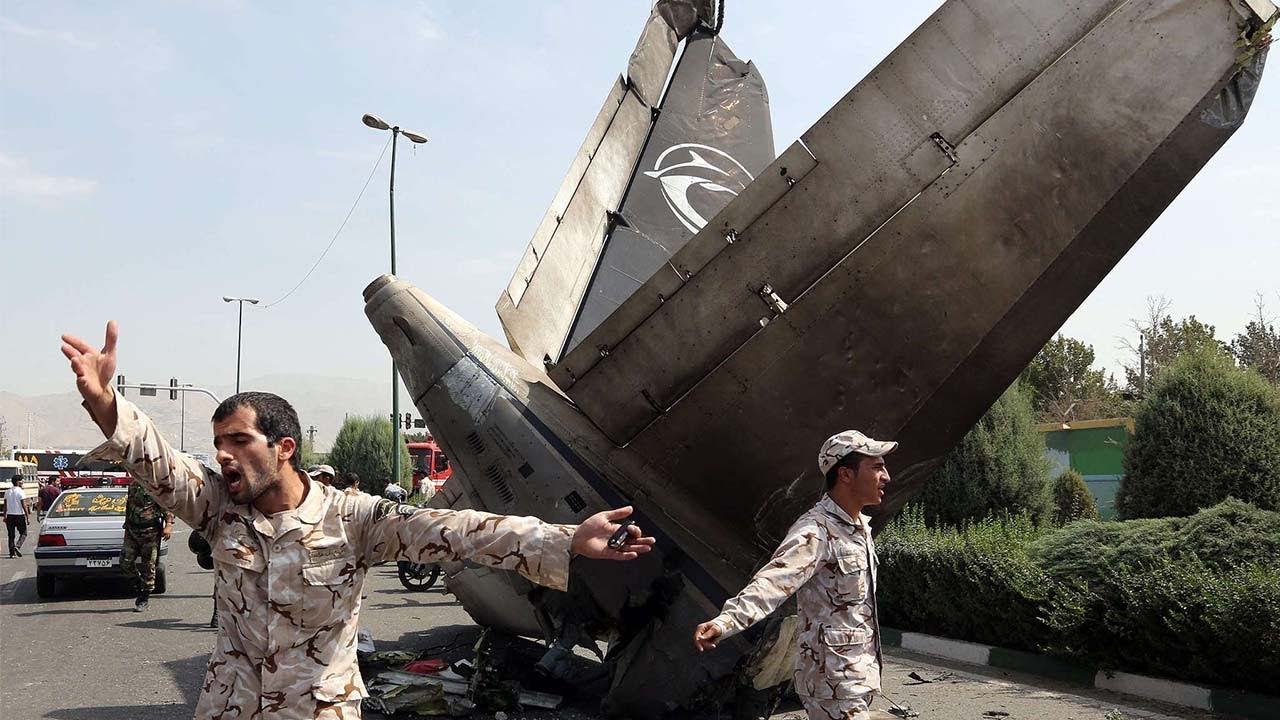 Люди падают с самолета. Иранский бомбардировщик самолет. Иранские бомбардировщики.