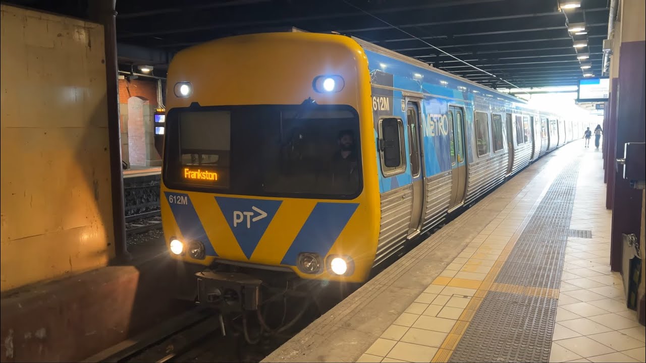 Metro Comeng Departing Flinders Street Station to Frankston - HORN SHOW