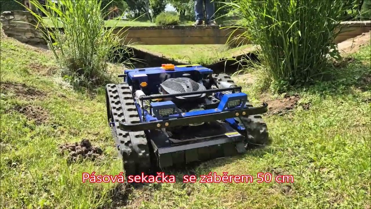 Svahová pásová sekačka AWY 550 při práci v členitém terénu parku