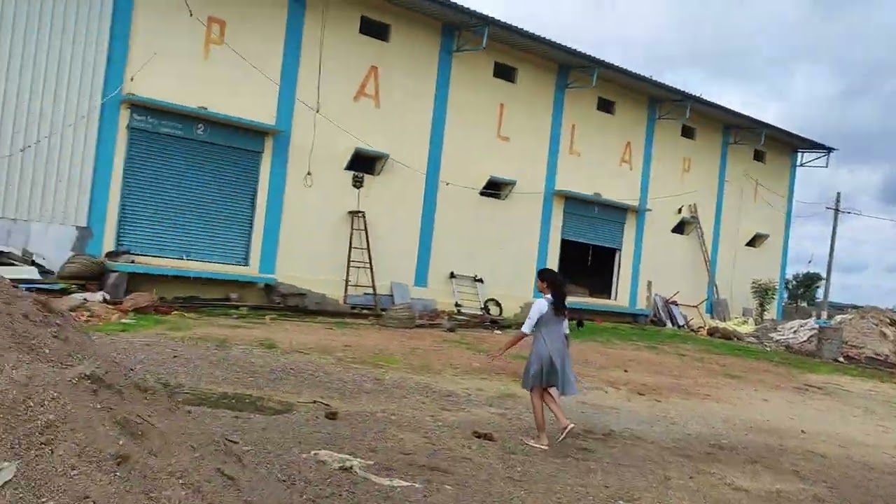 నేనూ మా పిల్లలు మరియు మా మేనకోడలు తో సంక్రాంతి కోసం పుంజును పట్టుకున్నాం