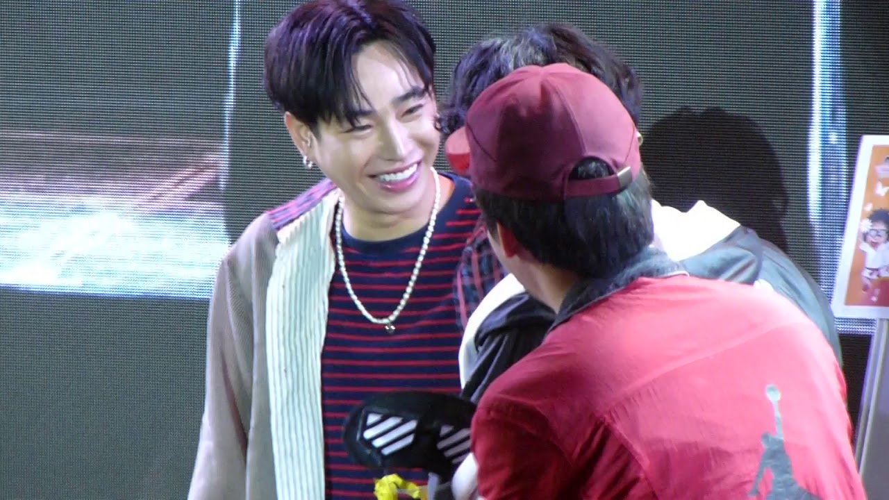 เป๊ก ผลิตโชค เล่นเกมส์แกะ Post it ออกจากนุช งาน KohFunRun @สนามจุ๊บ[2/3]