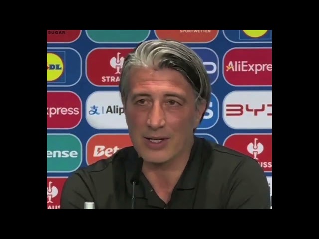 Murat Yakin singt den Schweizerpsalm