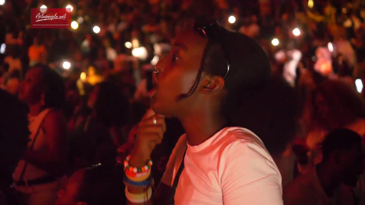 Davido-Concert Live à Abidjan-Big up à mon frère Dj Arafat-Tu me manques tant-Son vibrant hommage