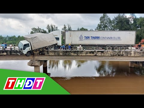 Hà Tĩnh: Xe tải nằm vắt vẻo giữa thành cầu sau vụ tai nạn liên hoàn | THDT