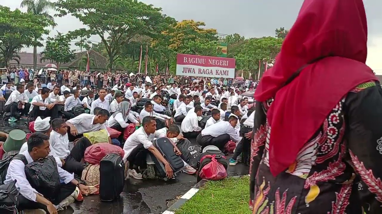 ribuan manusia saat pengumuman pelulusan TAMTAMA PK gelombang 1 TA 2025 di Rindam V/Brawijaya