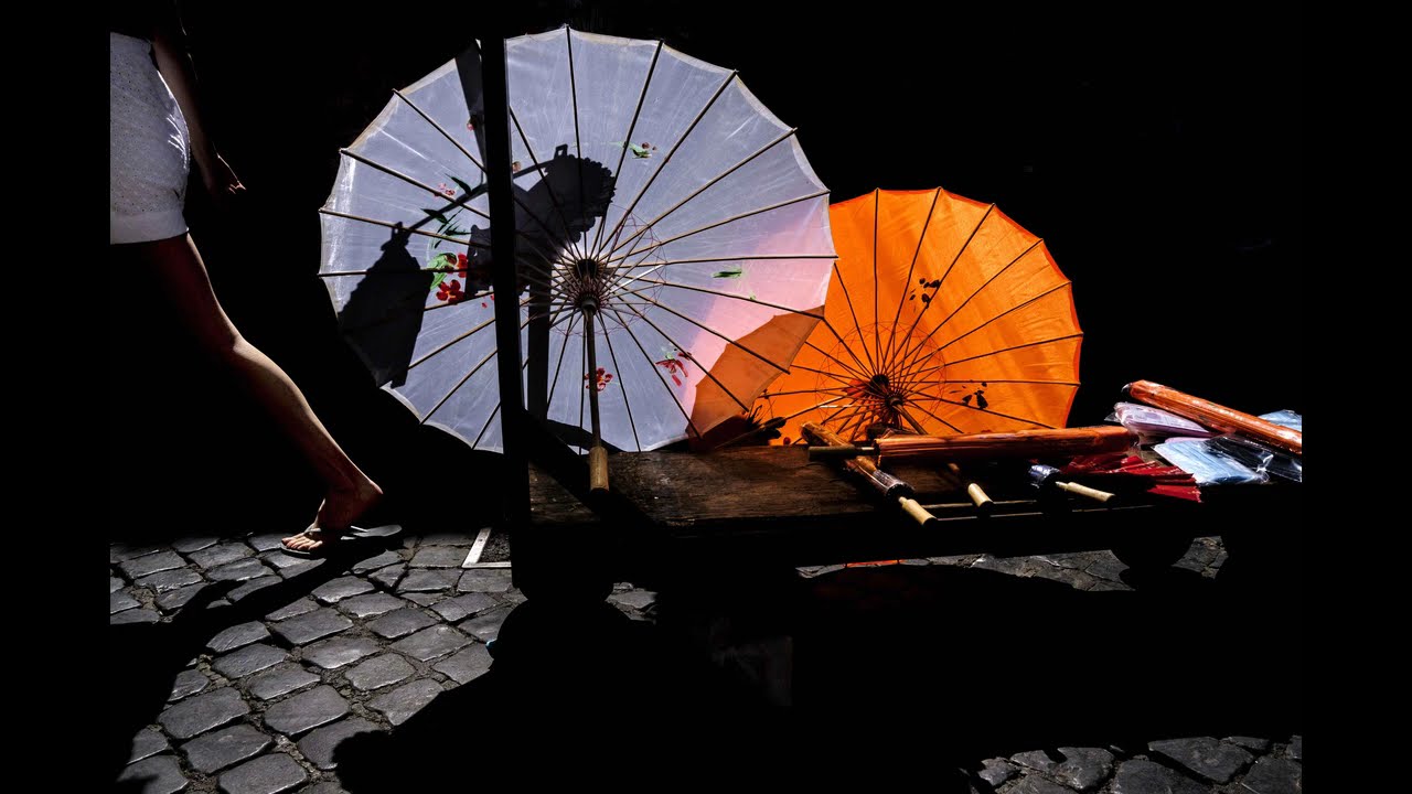 Ex umbra, street photography between lights and shadows