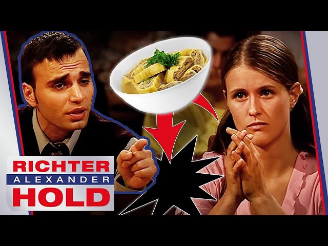 Wegen der Maultaschen?!  🥟  Ehemann rastet aus u0026 schlägt auf seine Frau ein | Richter Alexander Hold class=