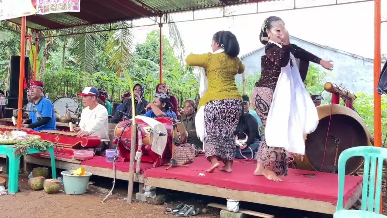 Dua Sinden Menari di Tengah Ebeg Cahya Muda, Keradenan Mrebet