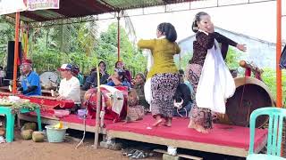 Download Lagu Dua Sinden Menari di Tengah Ebeg Cahya Muda, Keradenan Mrebet MP3