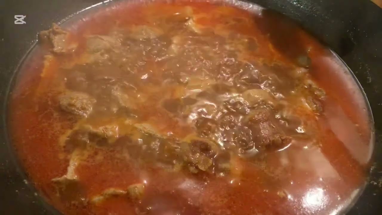 Omas Rezept/Fleisch- und Wursteintopf mit Sauerrahm und Polenta