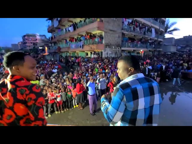 Watu wamejaa mpaka juu Gorofani,Annoint akiimba Nairobi kenya live performance class=