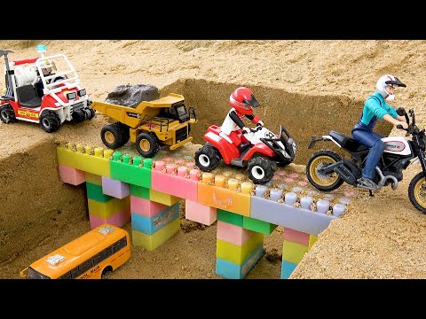Bangun jembatan dengan kendaraan konstruksi mainan