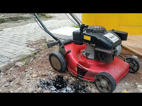 Video: Bagaimana cara mengganti oli mesin pemotong rumput dorong honda?