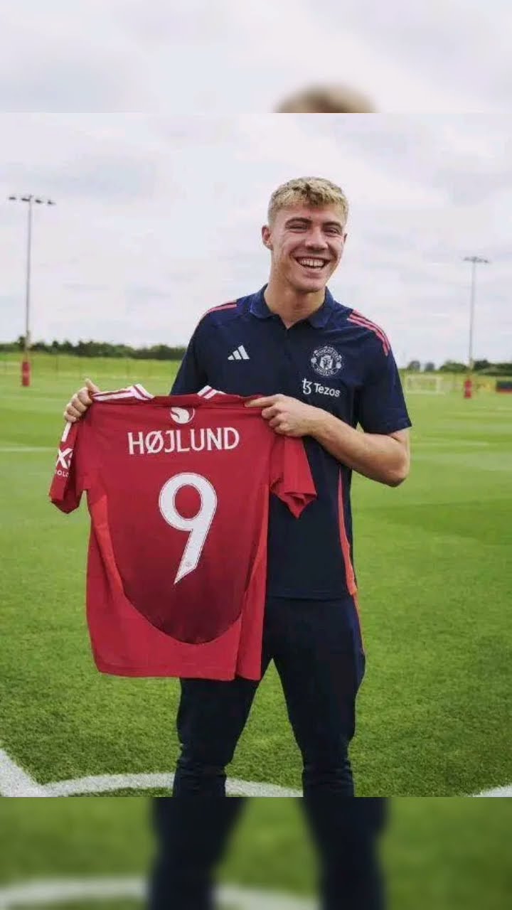 Rasmus Højlund becomes new Manchester United number 9
