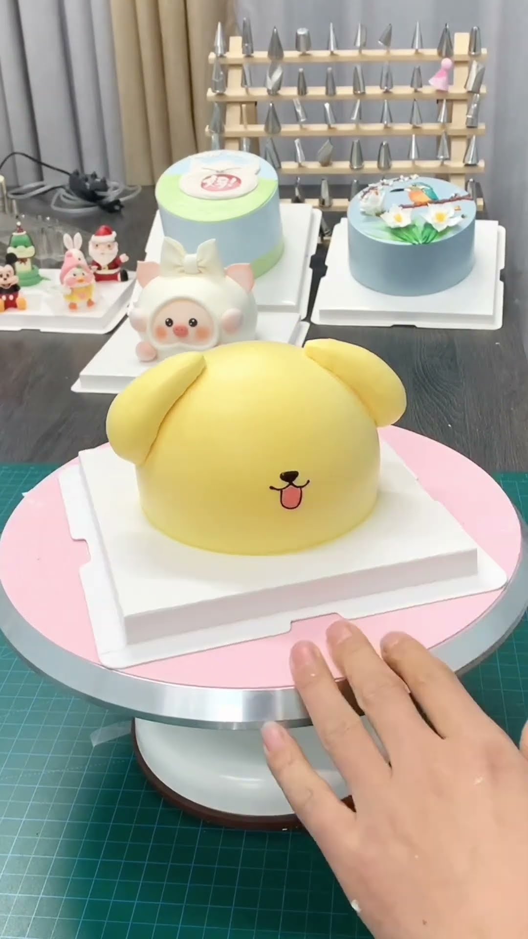 Who can resist the soft and cute pudding dog cake? #CartoonCake #CakeTraining #ProductionProcess