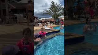 Anne E Mamãe Na Piscina