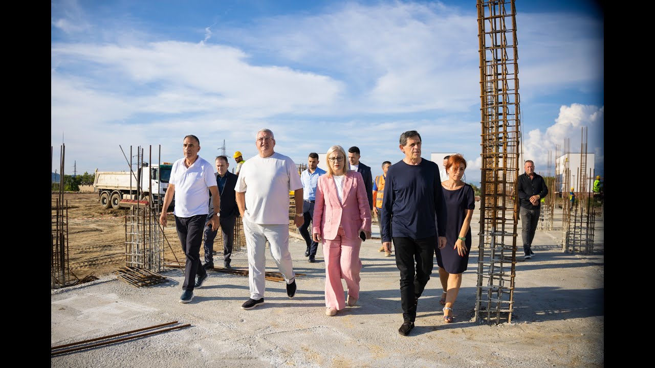 Bashkëpunimi FSHF-Bashkia Kamëz për fushën e re në Valias, Presidenti Duka inspekton punimet