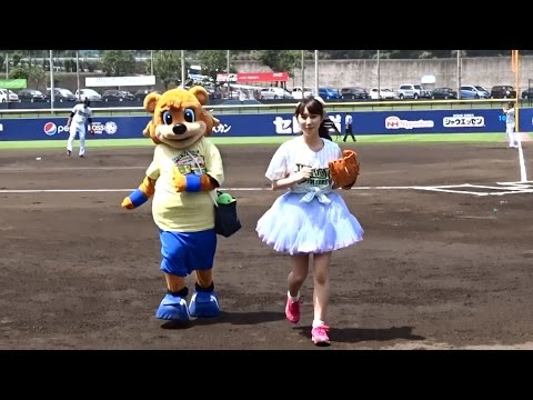 チャスガール。八尋莉那、またもノーバン投球ならず　イースタン・リーグ 日本ハム対ヤクルト戦始球式