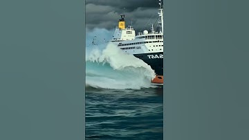 This Ship Escape the Massive Tidal Wave？ #ship  #scaryocean #ocean