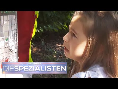 Video: Haustier Schaufel: 7-jähriges Mädchen rettet feststeckenden Welpen, National Zoo Hand-Rears Faultier Bärenjunges