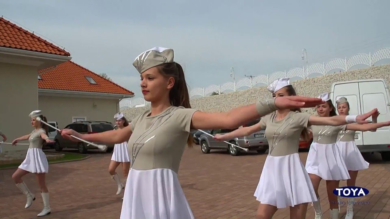 Mażoretki Domino z Dominikowic Występ dla młodej pary Beaty i Bartosza