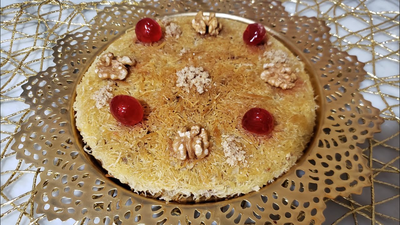 خبزة قطايف في المقلاة على الطريقة التقليدية