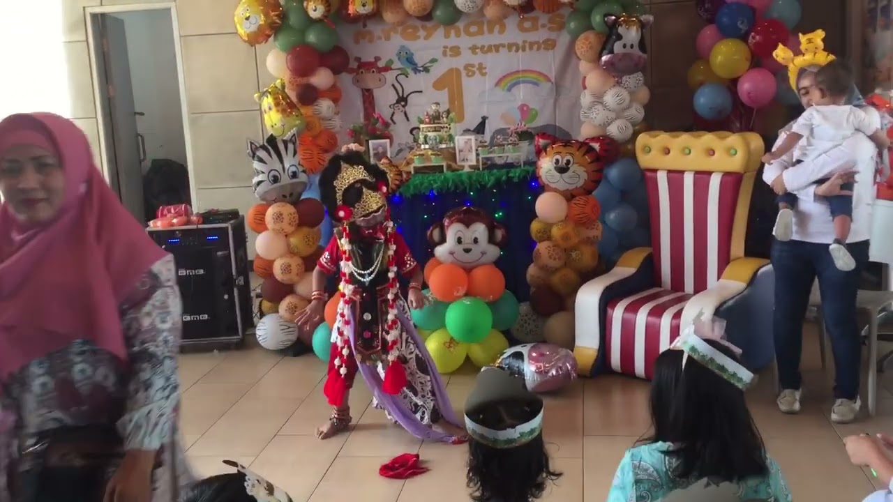 Nok Alyn pentas tari topeng di ultah dd Reyhan @KFC Kartini cirebon