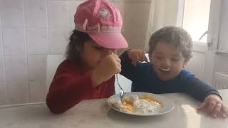 Defne Demire Çılbır Yumurta Yediriyor