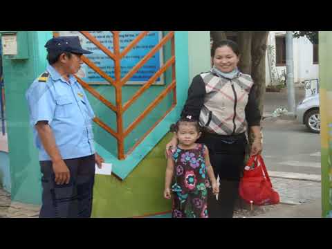 Trò chuyện các cô các bác trong trường bé