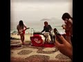 Zak Starkey tocando la bateria con una banda callejera (Rio 2017)