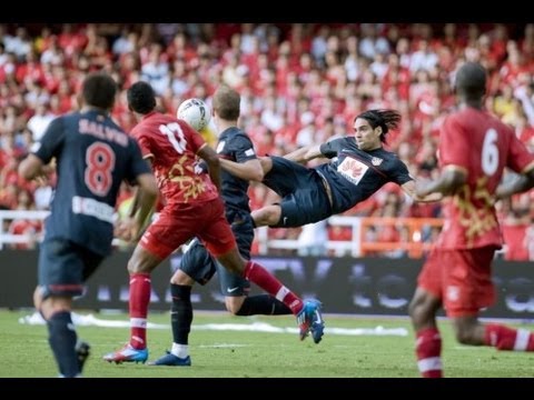 Football Player Scores with a Scissor Kick Goal - Golazo de Radamel Falcao al América de Cali