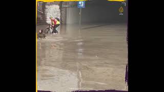 امرأة تصارع الغرق في الشارع