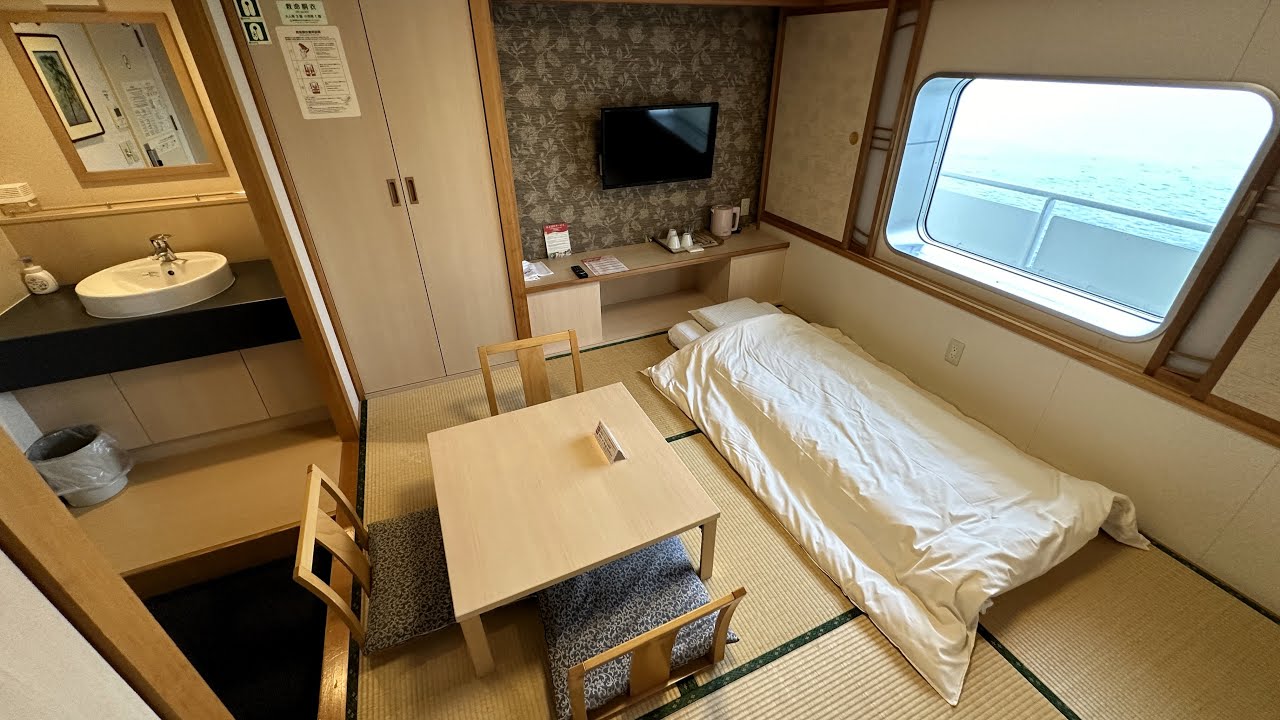 Поездка на пароме в движущейся японской комнате татами | На внутреннем море Сето в Японии