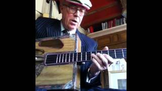Wine box guitar Le Chevalier de Sterberg by TMKF Individual Guitars. Long scale bass.