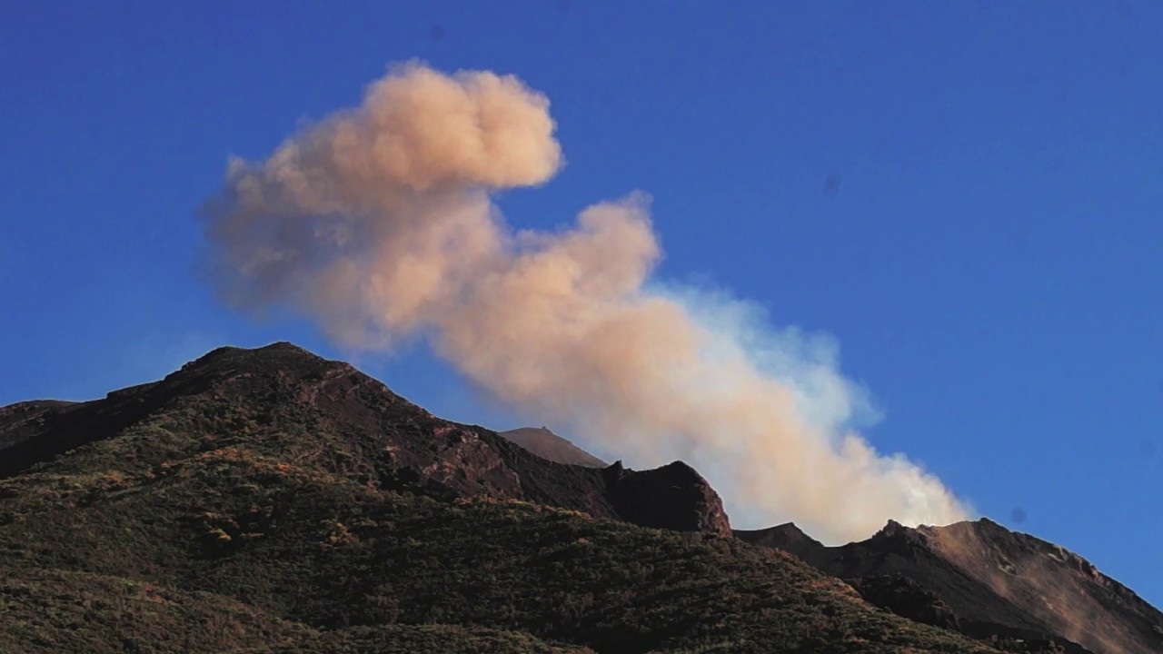 Guarda Alisha Batth - Uneasy (Music Video) su YouTube Guarda Alisha Batth - Uneasy (Music Video) su YouTube