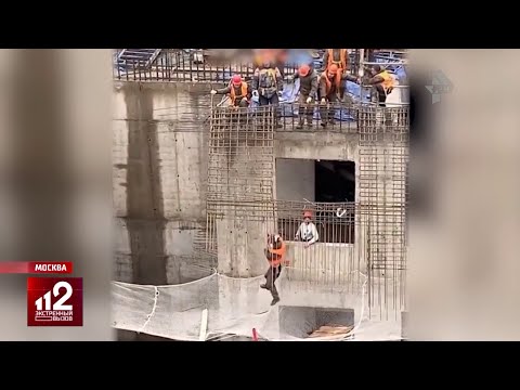 Строители спасли коллегу, который упал с крыши и повис на высоте 7 этажа
