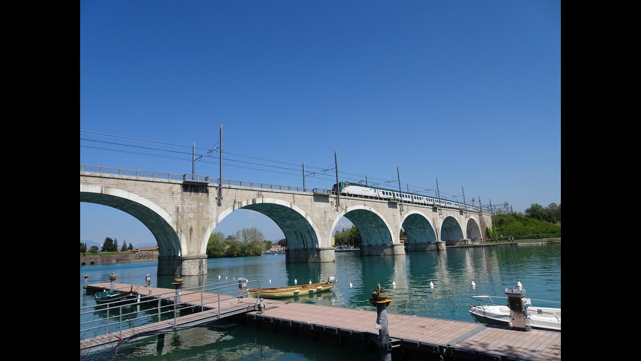Treni in transito a Peschiera del Garda.