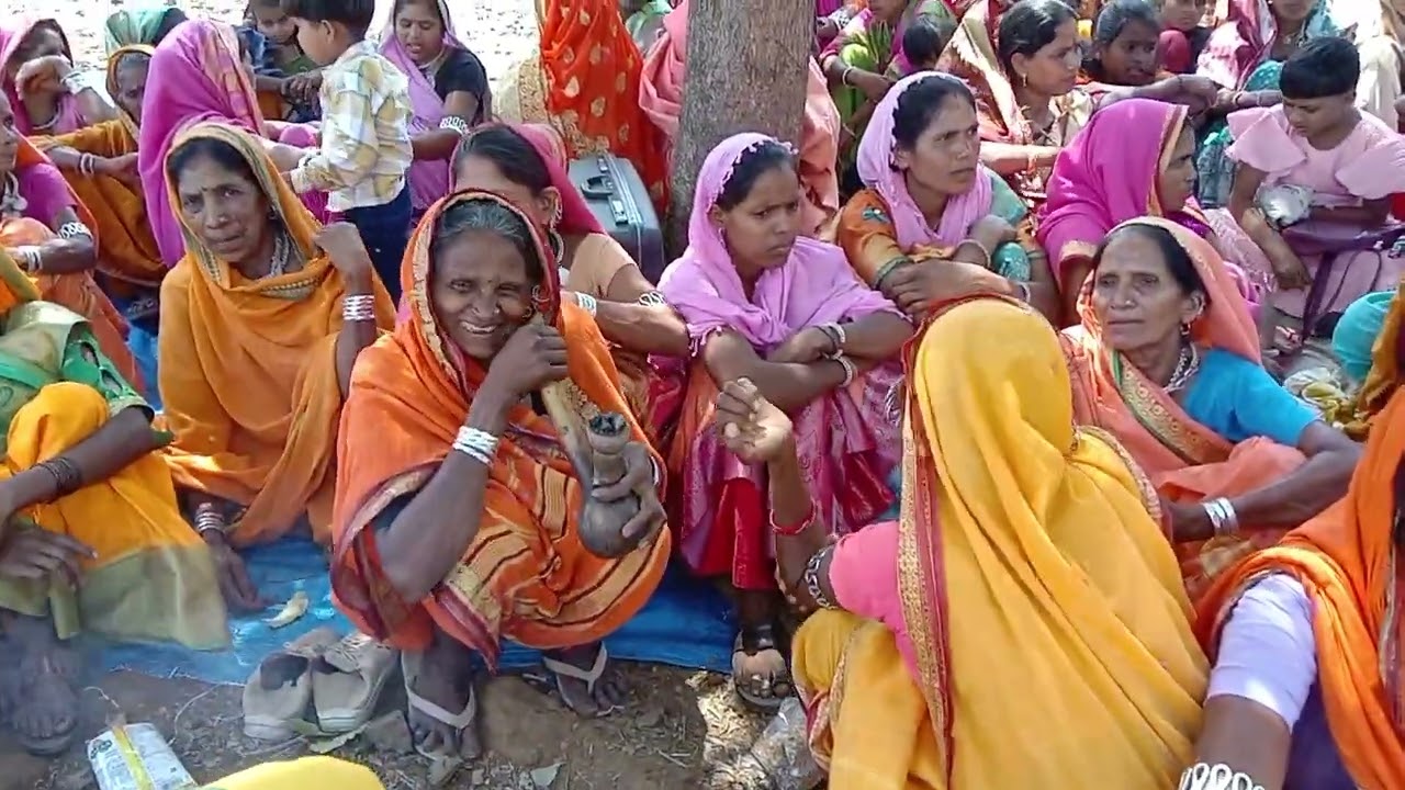 वधू वरा कडुन लग्नाचे जुनं गाणं पार पडले आहे