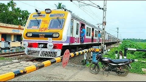 New Purple Colour ICF Emu Train : Katwa-Howrah Local Dangerous Moving Out At Railgate