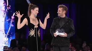 Beren Saat Ve Kenan Doğulu Çifti Sosyal Medyanın Gündeminde Ödülü Elinden Aldı