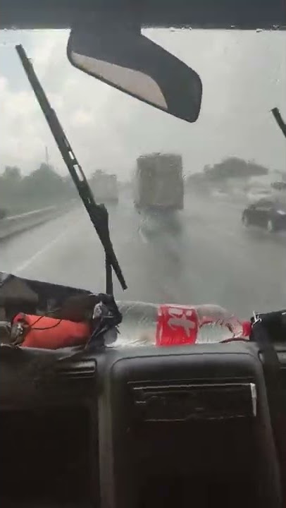 Naik truck saat hujan