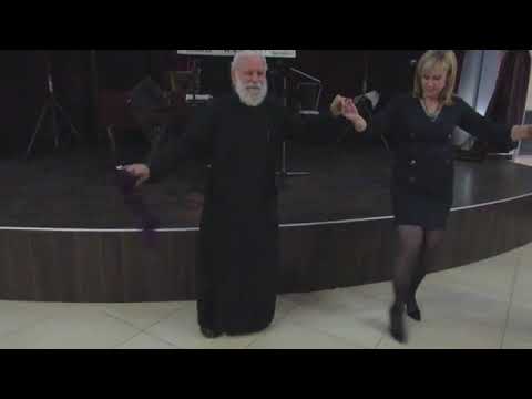 Πρωτοχορευτής ο 80χρονος ιερέας- Χορεύει για την Μακεδονία