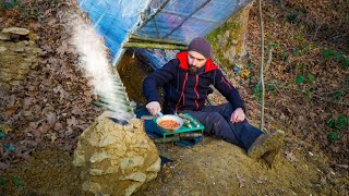 MAKING A CAMP OVEN WITH STONE AND MUD - COOKING IN THE OVEN