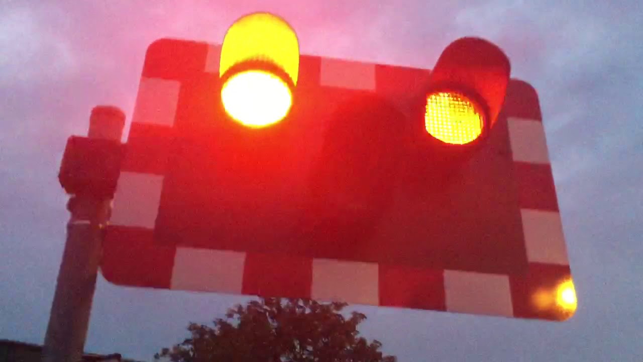 Knottingley Womersley Road Level Crossing (W.Yorks) Friday 25.08.2017