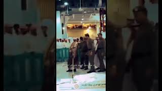 منظر مهيب د.ياسر الدوسري يصلي على احد الموتى